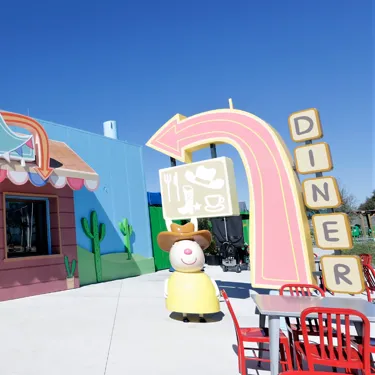 La entrada al Diner de Miss Rabbit en Peppa Pig Theme Park en Dallas Fort Worth. El colorido y encantador diner recibe a los visitantes con su diseño divertido, que presenta la marca característica de Miss Rabbit y una decoración brillante y acogedora.